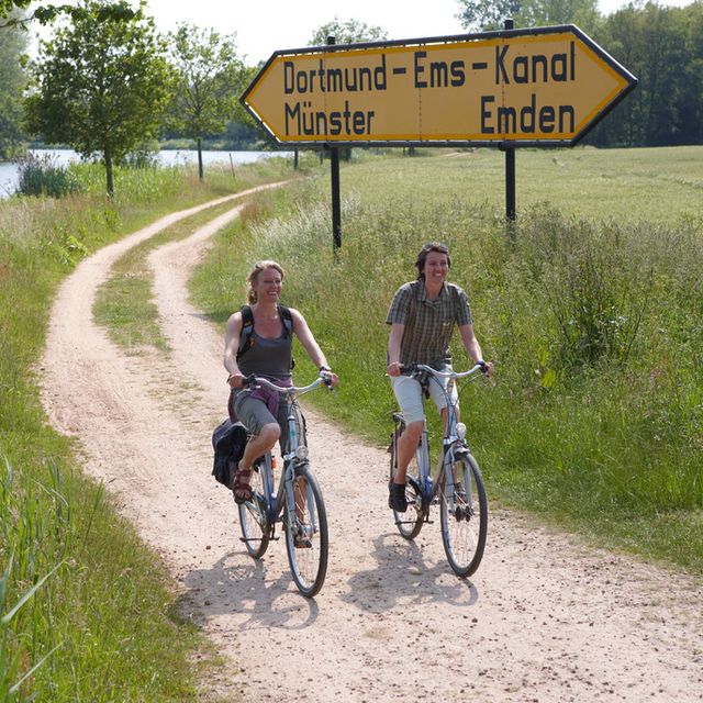 Radfahrer am Dortmund Ems Kanal – Radfahrer Pause an der Ohe